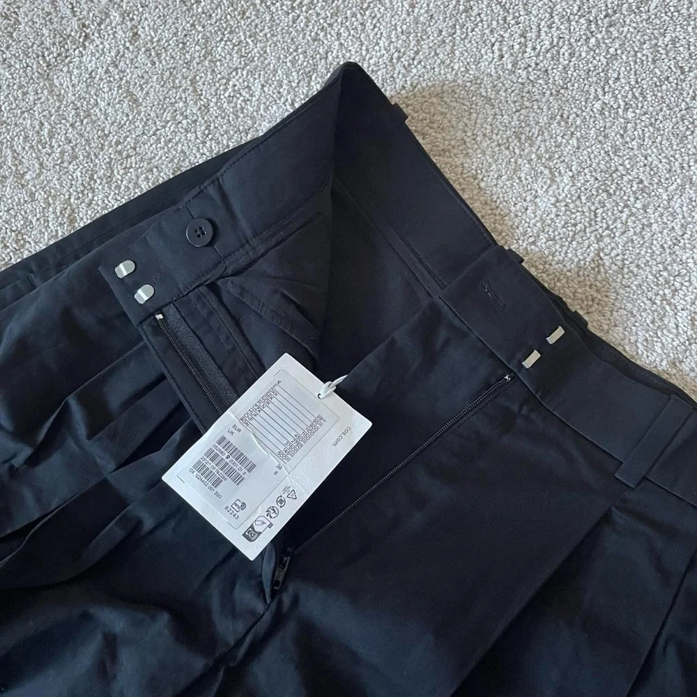 COS | RELAXED 100% COTTON WIDE-LEG TROUSERS - Picture 5 of 9